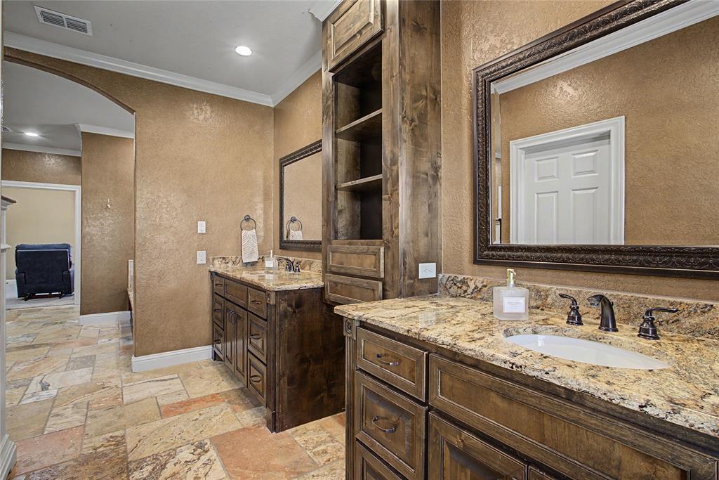 6815 Hardwick Road Abilene, TX 79606 - Photo 18 of 40 Dual Vanities