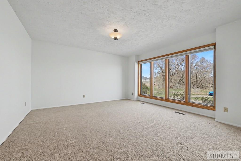 435 North 1500 East St. Anthony, ID 83445 - Photo 4 of 66 Living Room