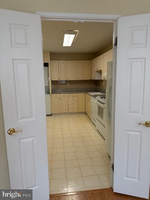 205 Yoakum Parkway, Unit 626 Alexandria, VA 22304 - Photo 11 of 83 Kitchen