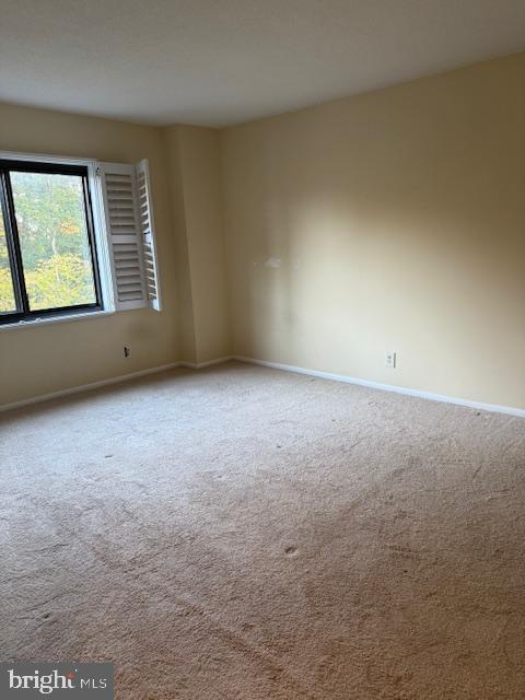 205 Yoakum Parkway, Unit 626 Alexandria, VA 22304 - Photo 30 of 83 an empty room with windows
