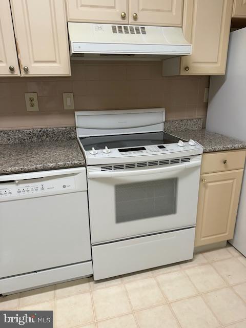 205 Yoakum Parkway, Unit 626 Alexandria, VA 22304 - Photo 10 of 83 a stove top oven sitting inside of a kitchen