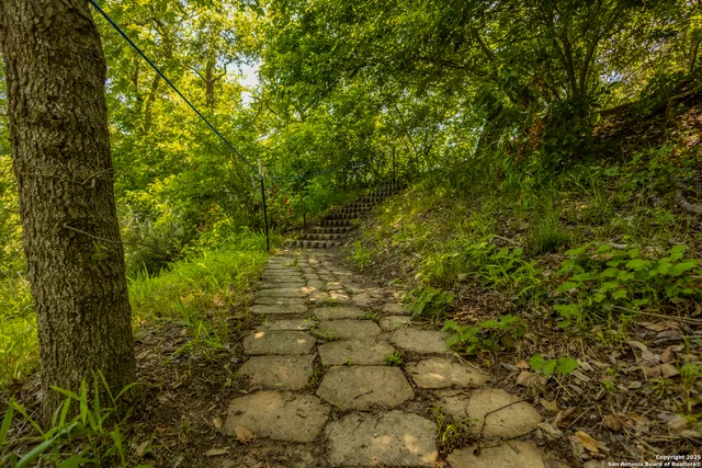 $749,999 | 237 County Road 393, Runge, TX 78151