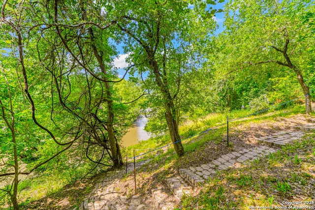 $749,999 | 237 County Road 393, Runge, TX 78151