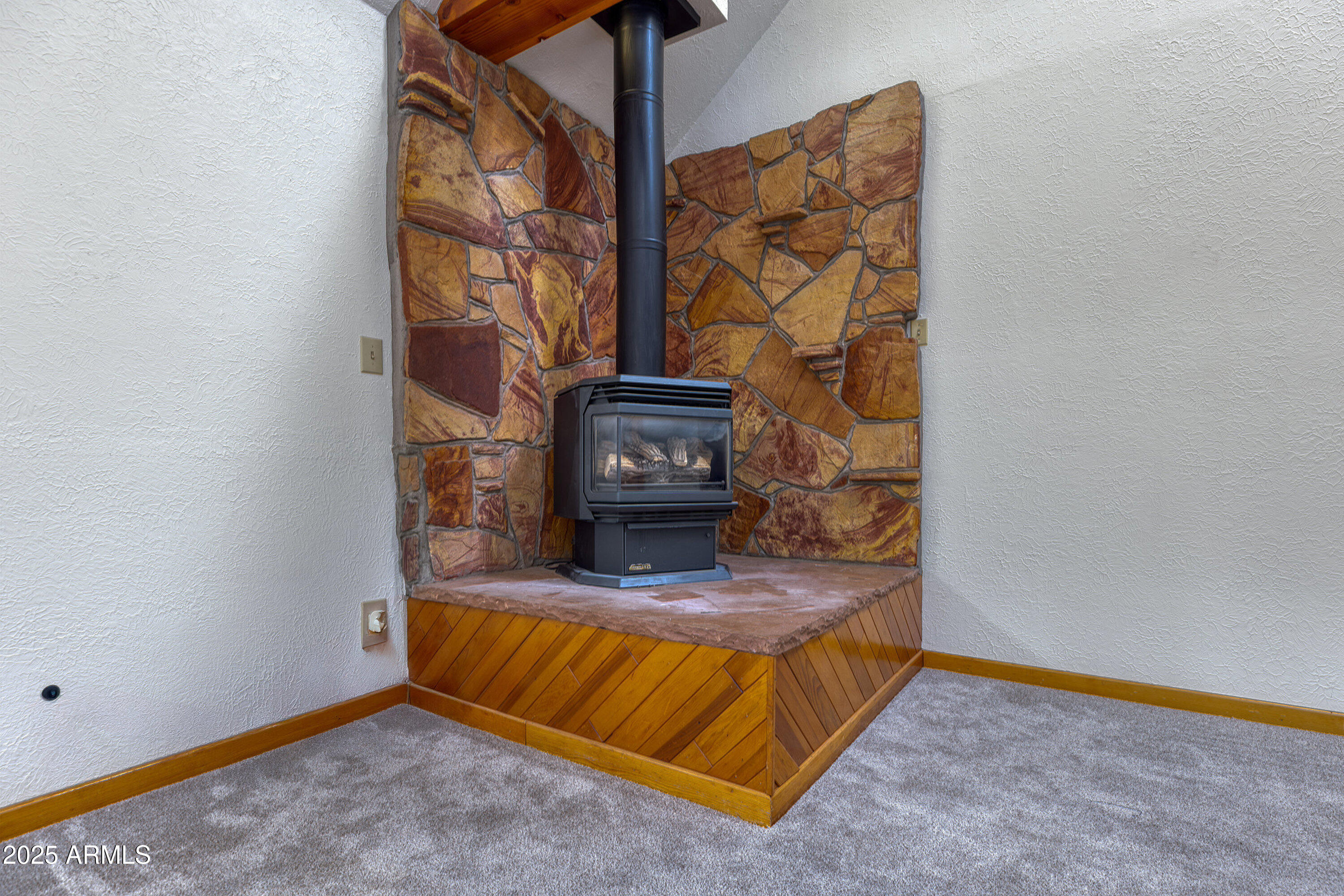5382 Pine Dawn Road Lakeside, AZ 85929 - Photo 18 of 38 a living room with a bed and a wall painting