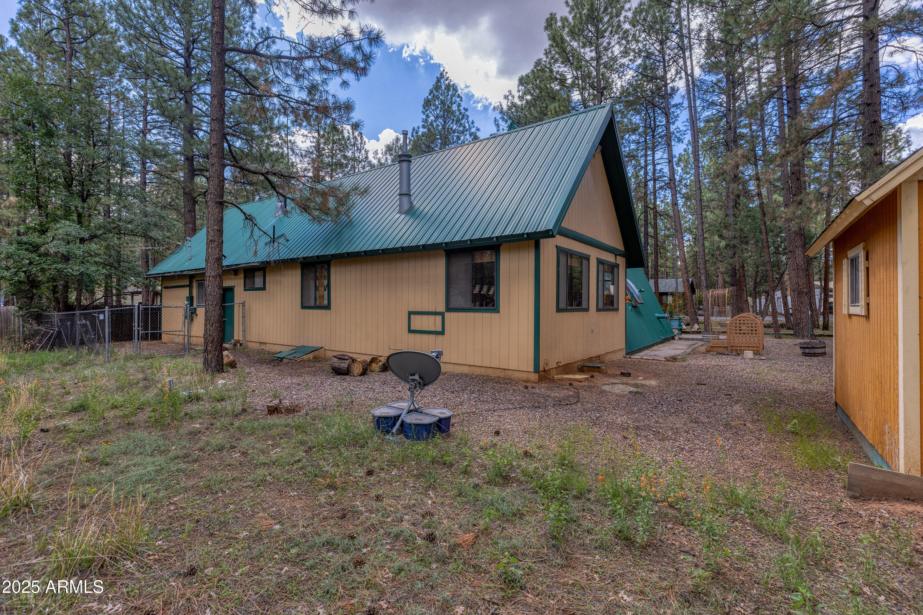 5382 Pine Dawn Road Lakeside, AZ 85929 - Photo 33 of 38 a backyard of a house with table and chairs