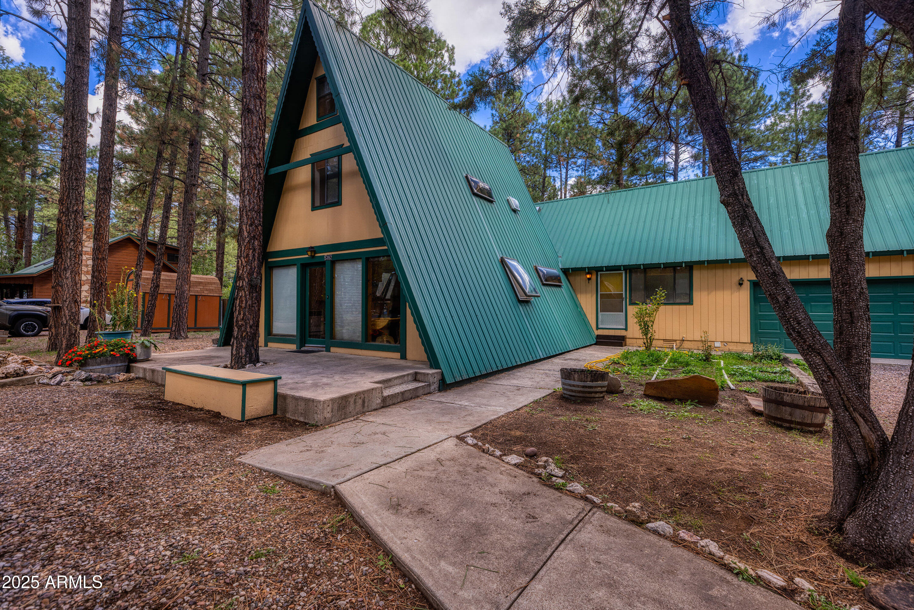5382 Pine Dawn Road Lakeside, AZ 85929 - Photo 8 of 38 a front view of a house with garden
