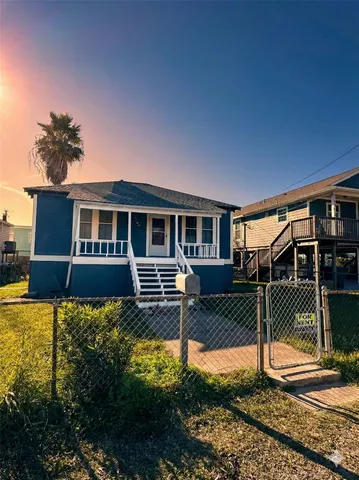 a view of a house with backyard