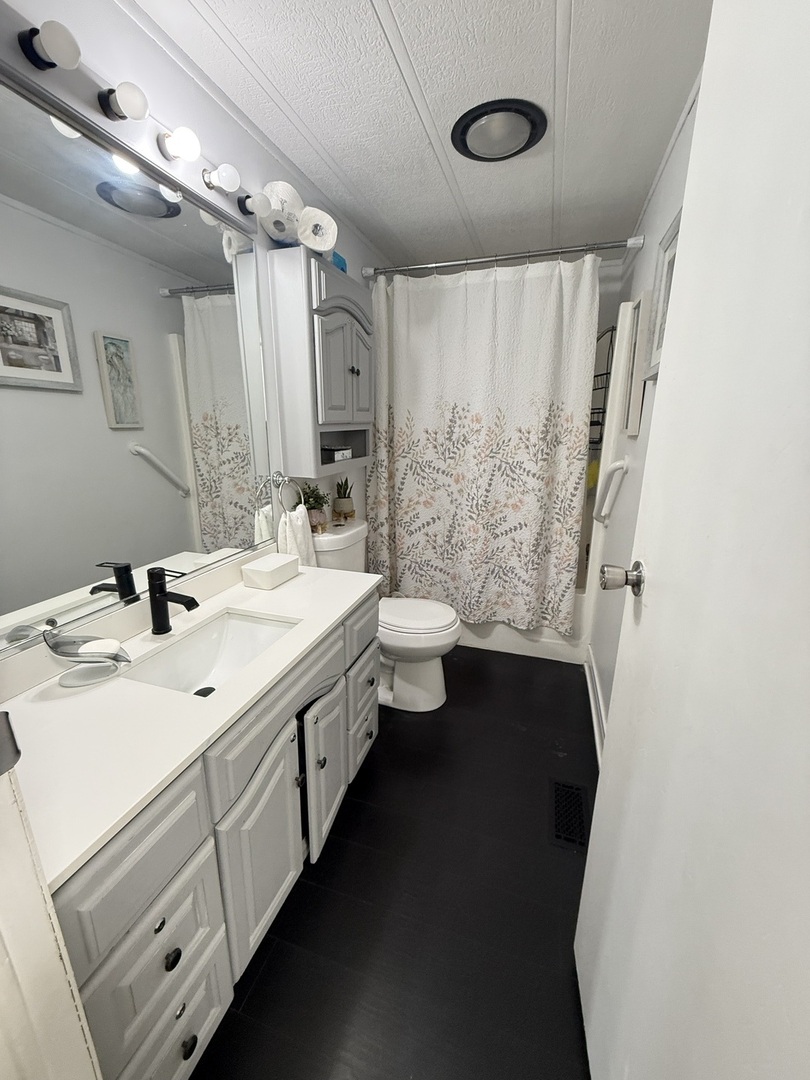 588 Hickory Glen Road Matteson, IL 60443 - Photo 20 of 50 a spacious bathroom with a double vanity sink toilet and a mirror