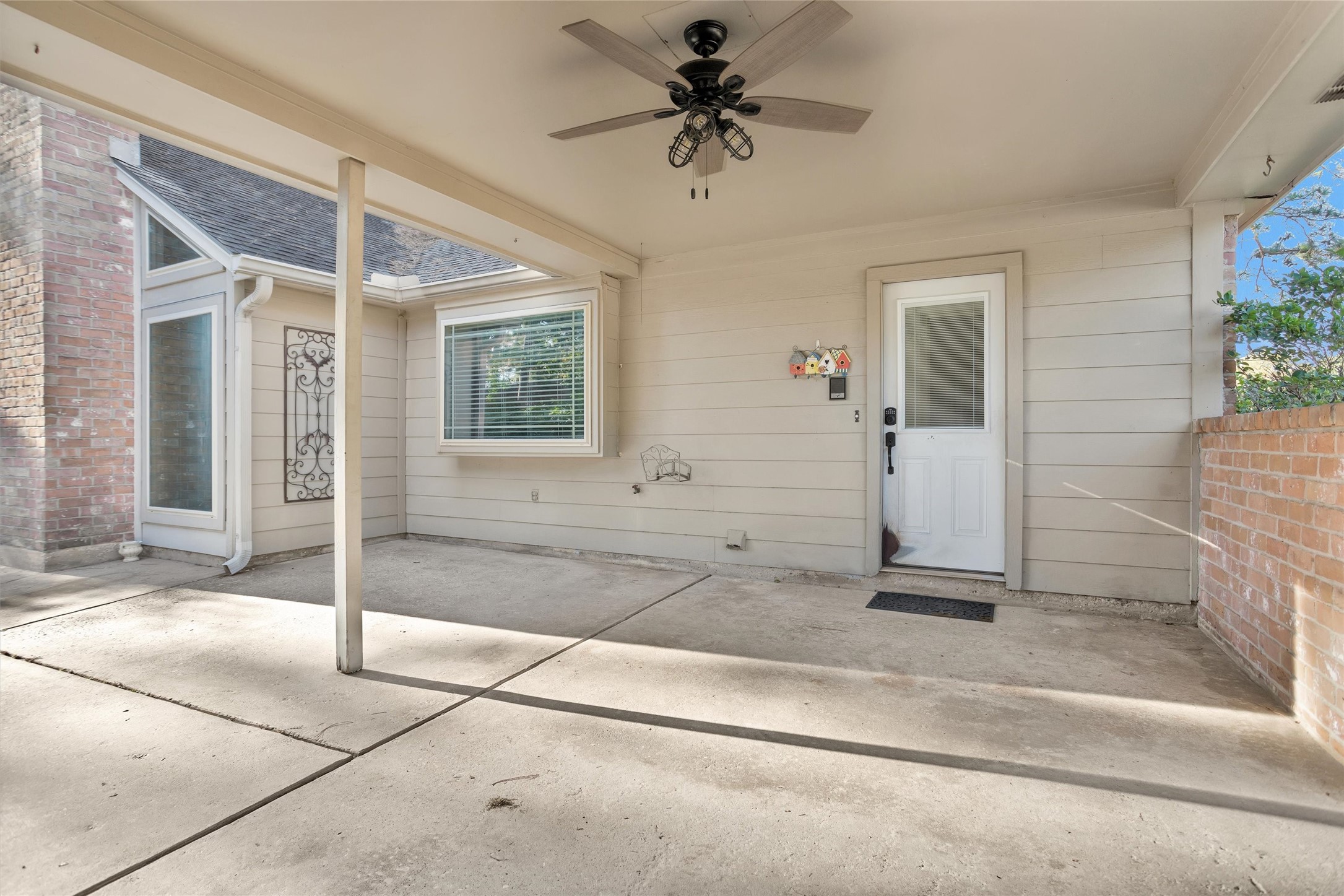 6903 Farnaby Court Spring, TX 77379 - Photo 42 of 49 a view of a livingroom with a ceiling fan and window