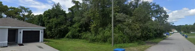 a view of a back yard