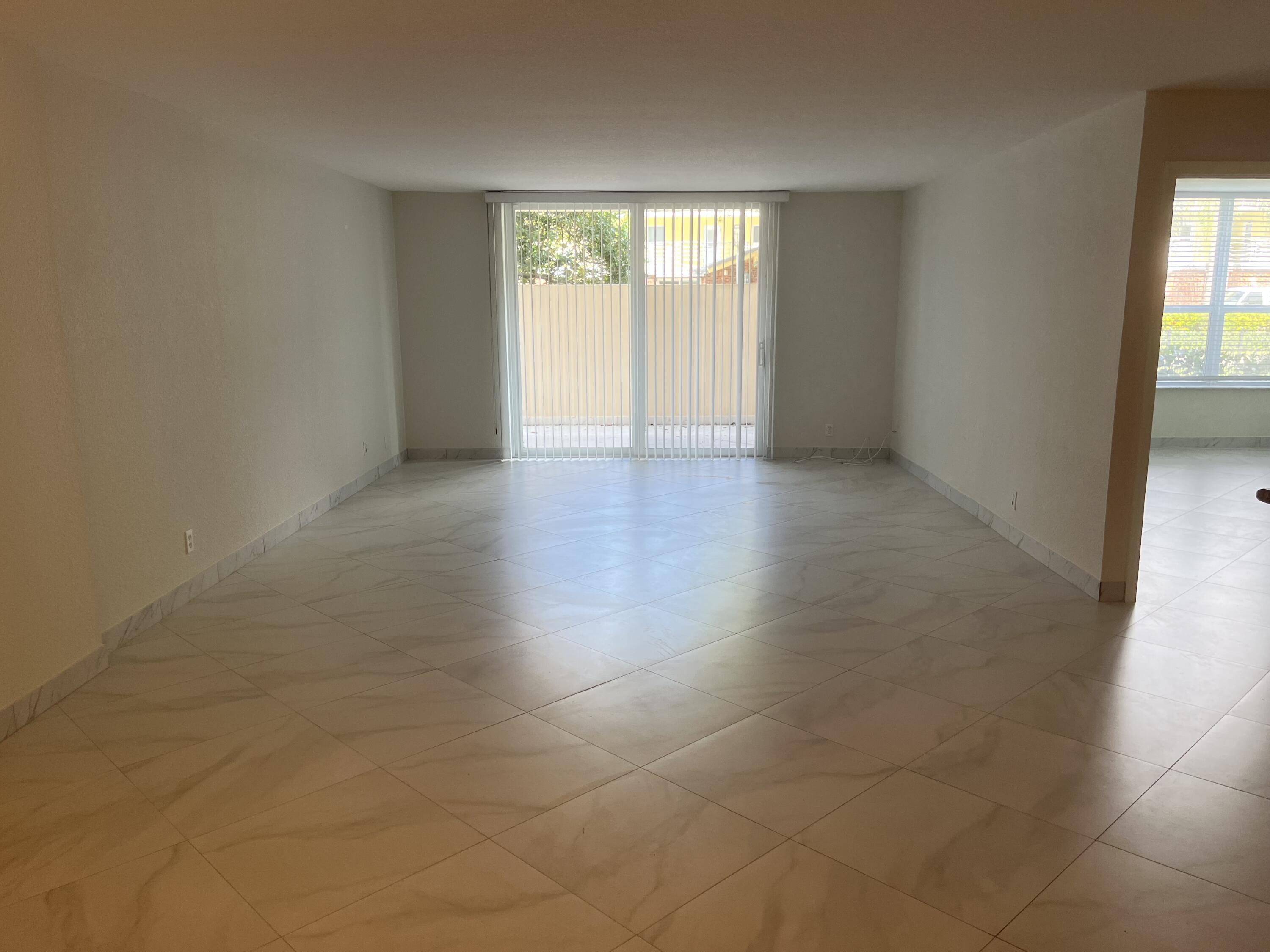 1000 Spanish River Road, Unit 1F Boca Raton, FL 33432 - Photo 7 of 29 Living Room
