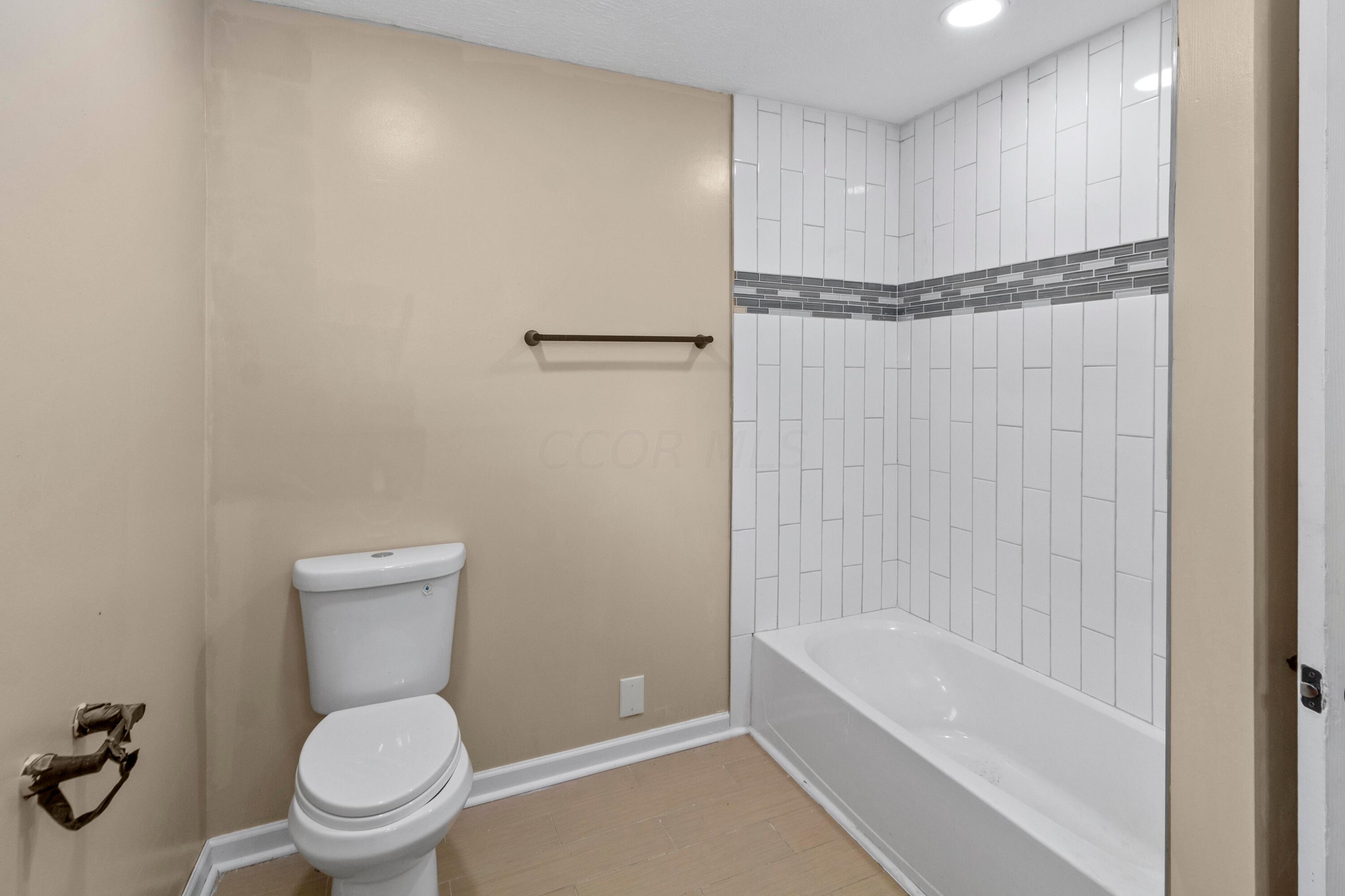 558 Stockbridge Road Columbus, OH 43207 - Photo 9 of 20 a (10)