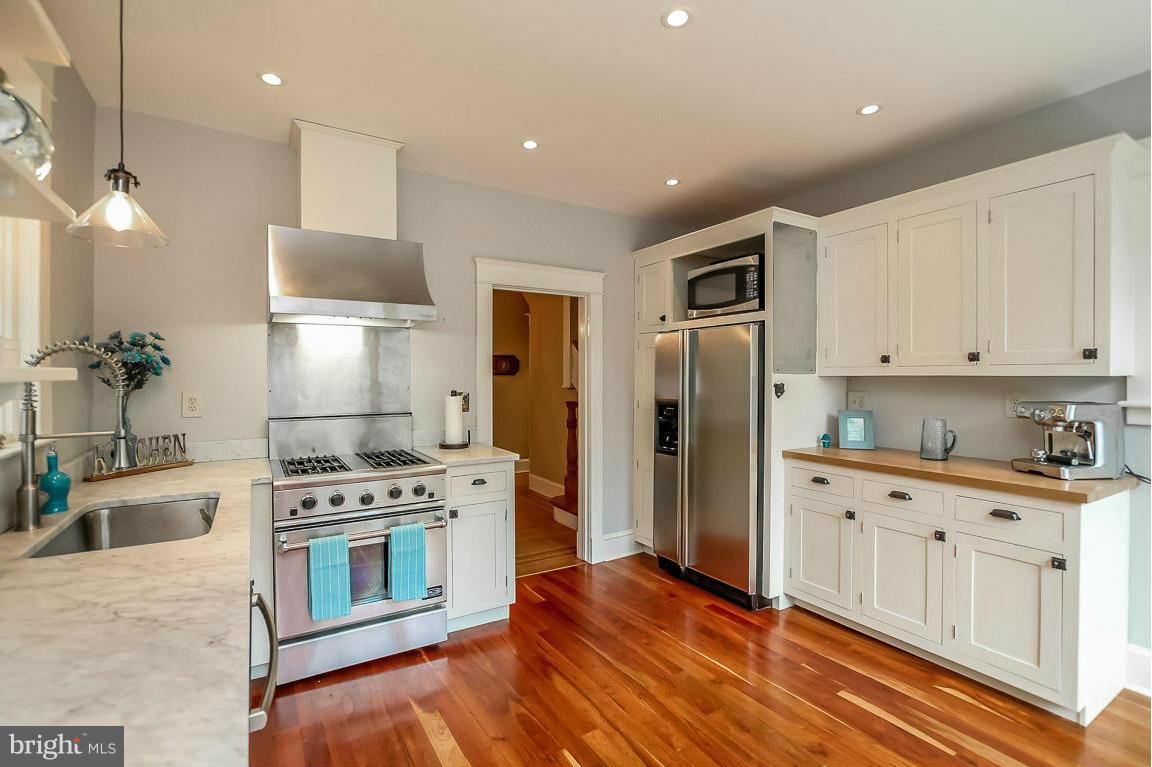 117 Mallow Hill Road Baltimore, MD 21229 - Photo 3 of 29 Kitchen
