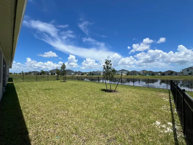 a sign that is sitting on a brick wall