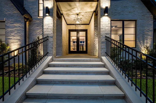 a view of entryway with a front door