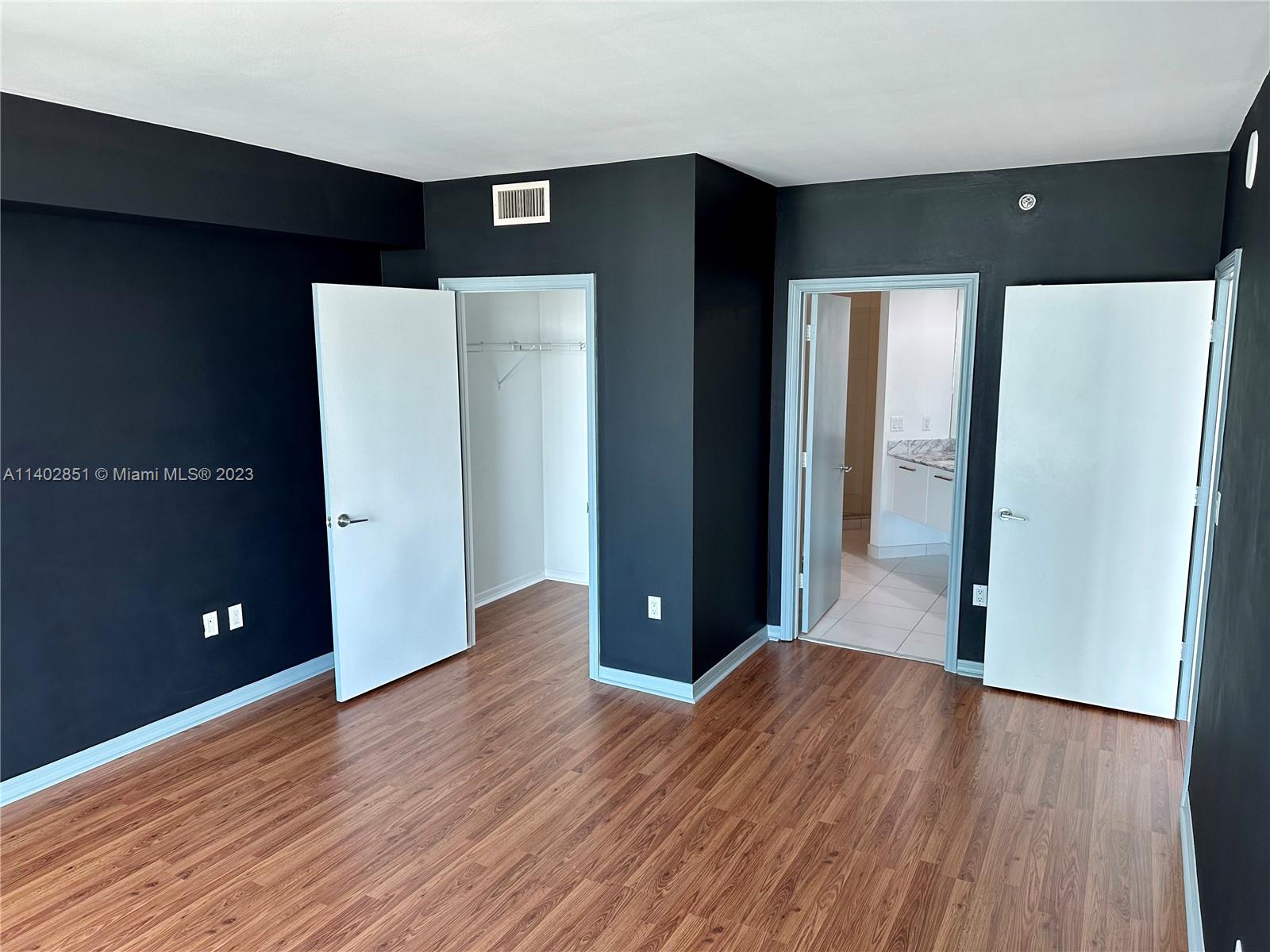 500 Brickell Avenue, Unit 2007 Miami, FL 33131 - Photo 14 of 31 wooden floor in an empty room with a window