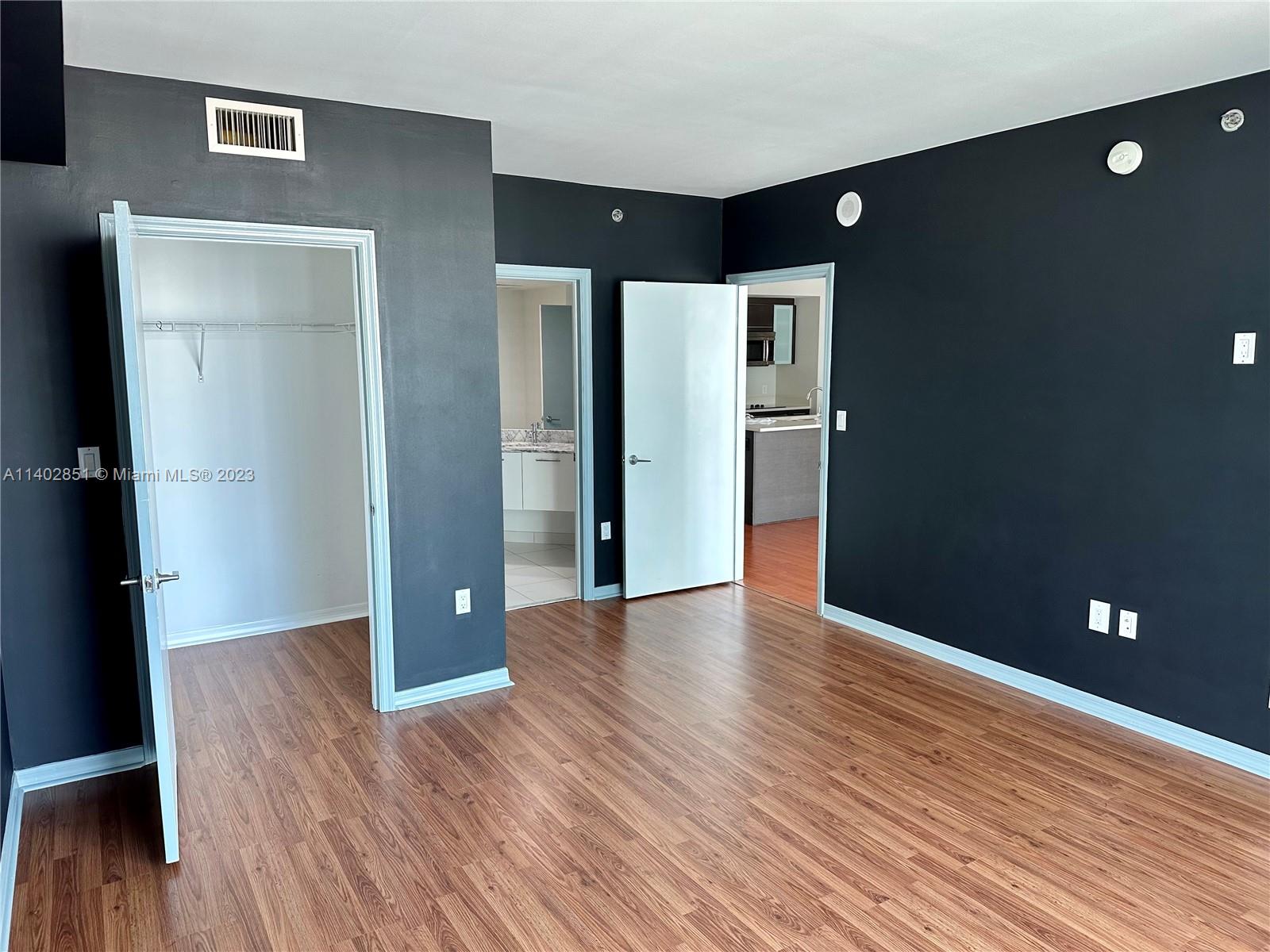 500 Brickell Avenue, Unit 2007 Miami, FL 33131 - Photo 15 of 31 a view of empty room with wooden floor