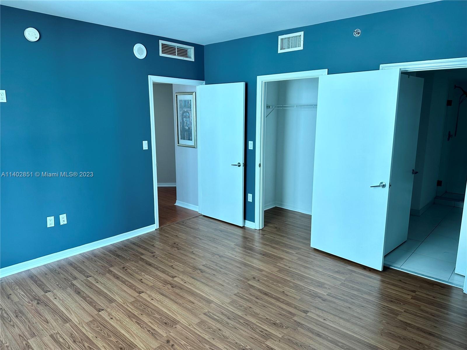 500 Brickell Avenue, Unit 2007 Miami, FL 33131 - Photo 17 of 31 a view of empty room with wooden floor and bathroom