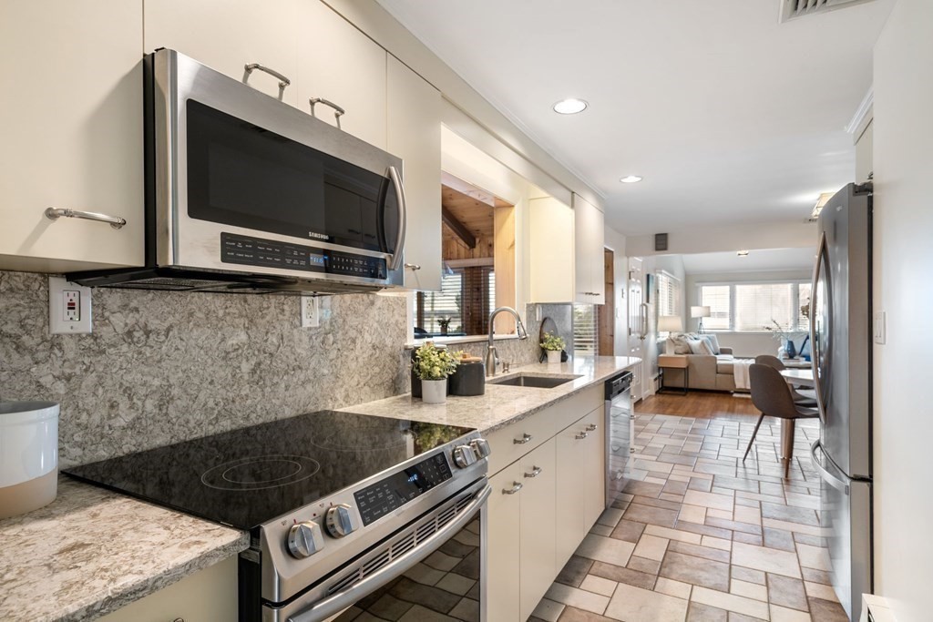 21 Fishermans Cove Road Wareham, MA 02532 - Photo 9 of 34 a kitchen with a stove and a microwave