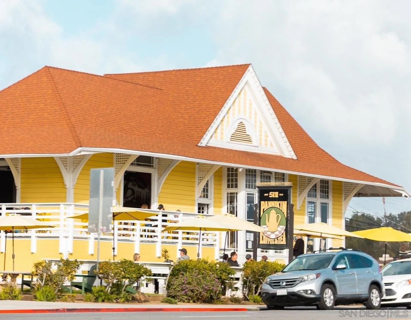 127 Edgeburt Drive Encinitas, CA 92024 - Photo 20 of 25 a front view of a residential apartment building with a yard