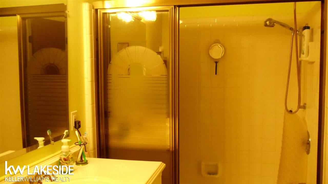 51170 South Foster Road New Baltimore, MI 48047 - Photo 16 of 35 Shower