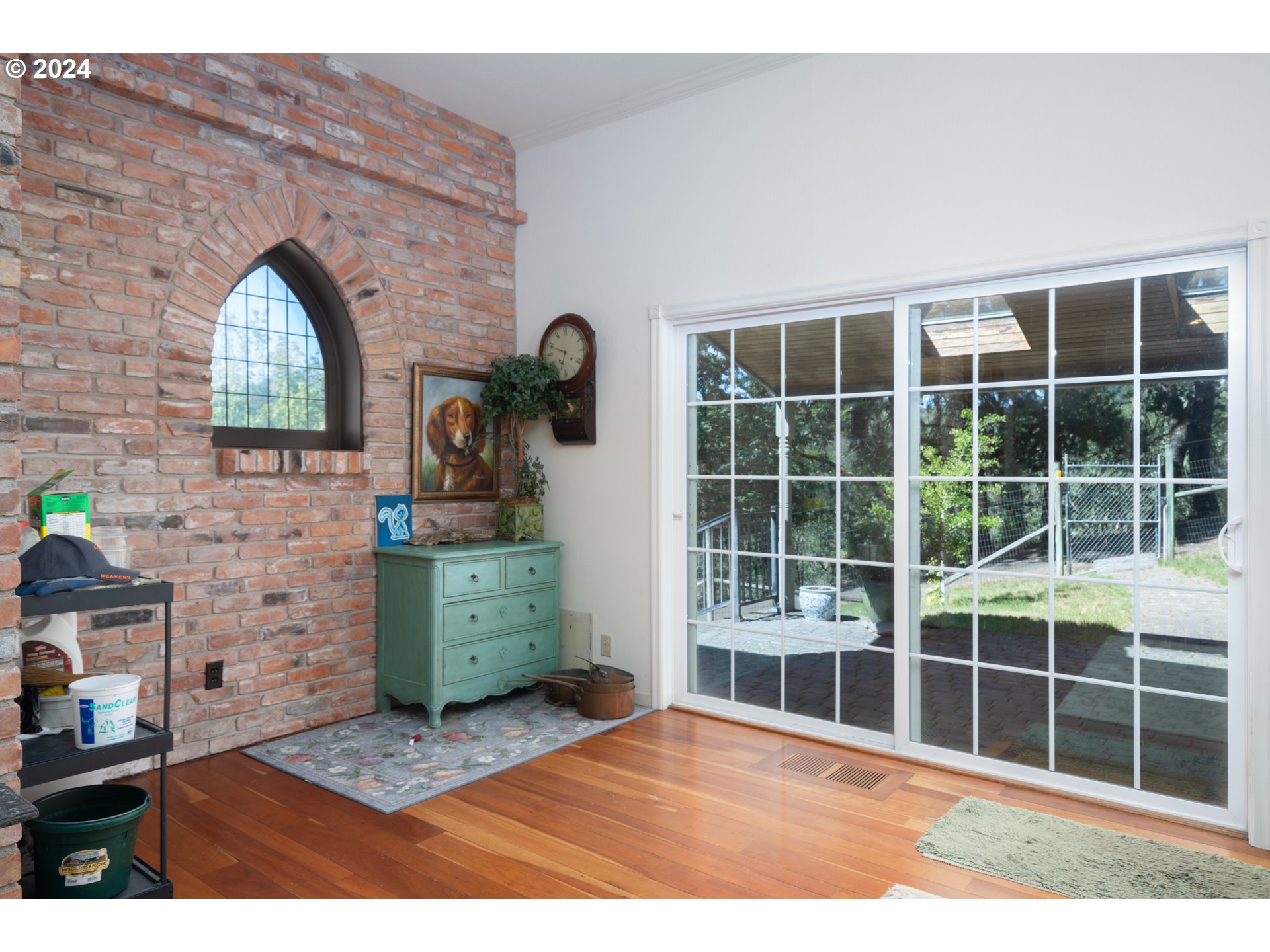 588 South Deer Creek Road Roseburg, OR 97470 - Photo 18 of 45 a view of an entryway with a fireplace