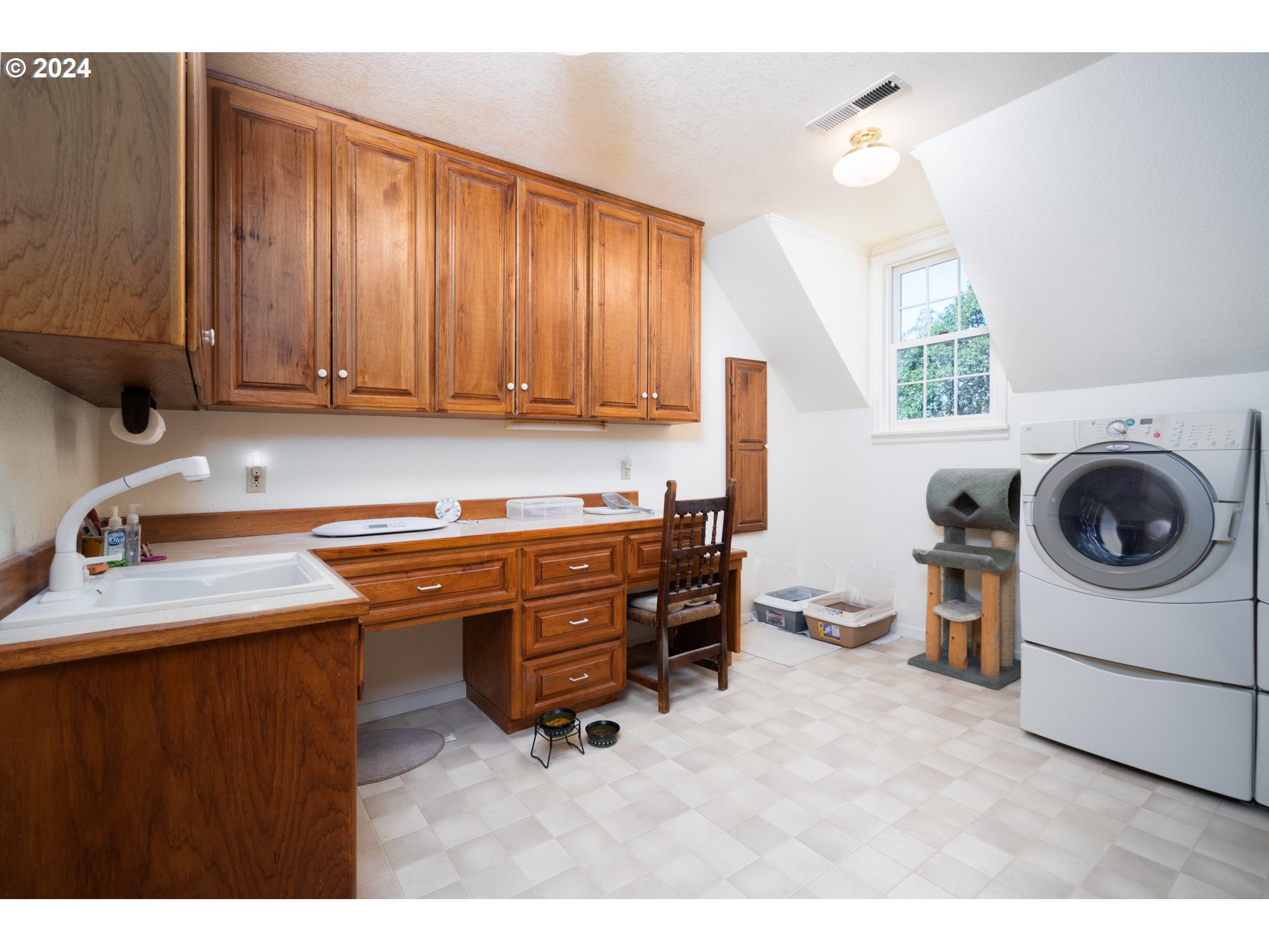 588 South Deer Creek Road Roseburg, OR 97470 - Photo 25 of 45 a kitchen with a stove and a sink