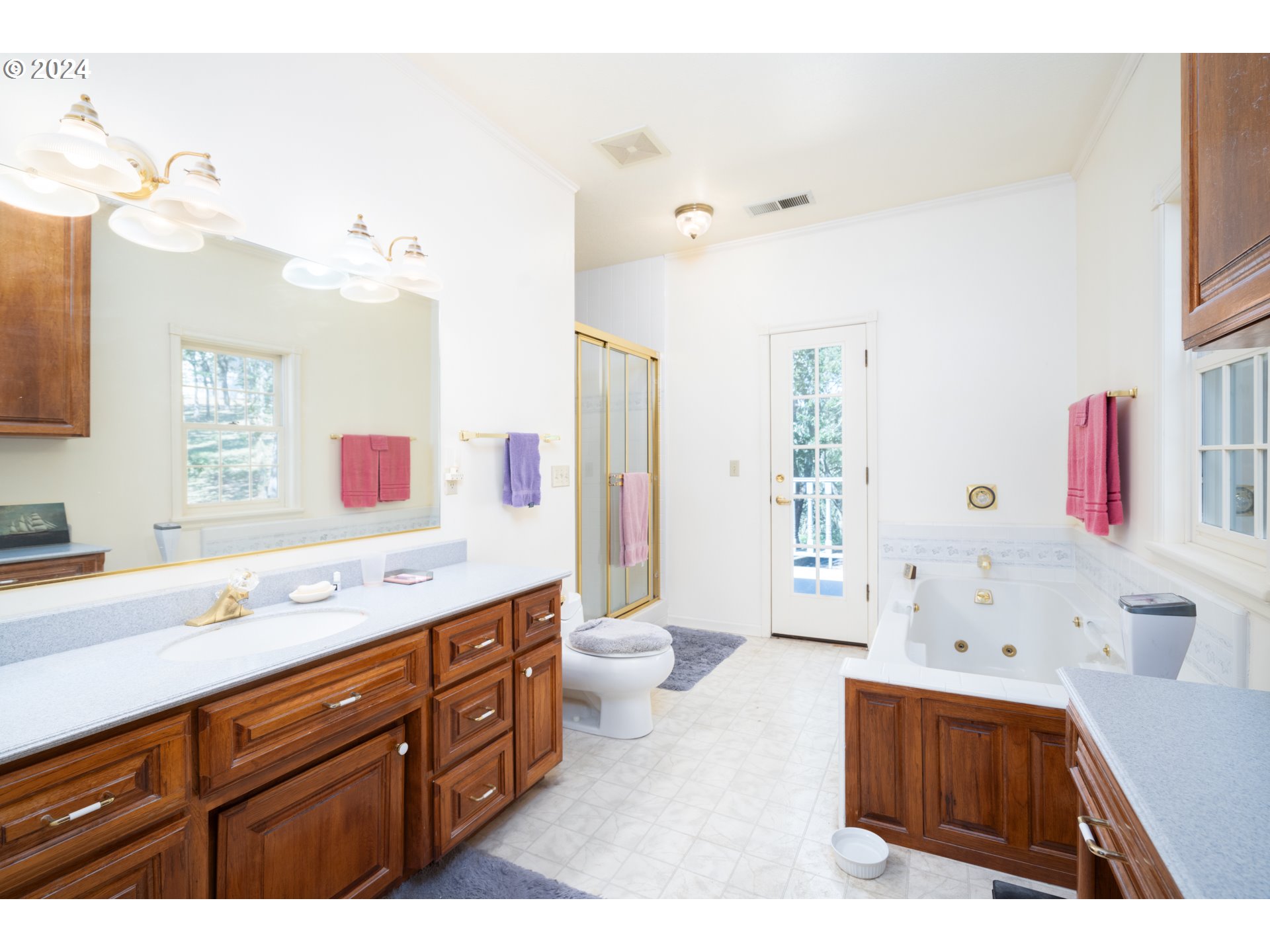 588 South Deer Creek Road Roseburg, OR 97470 - Photo 27 of 45 a bathroom with a sink a toilet and a bathtub