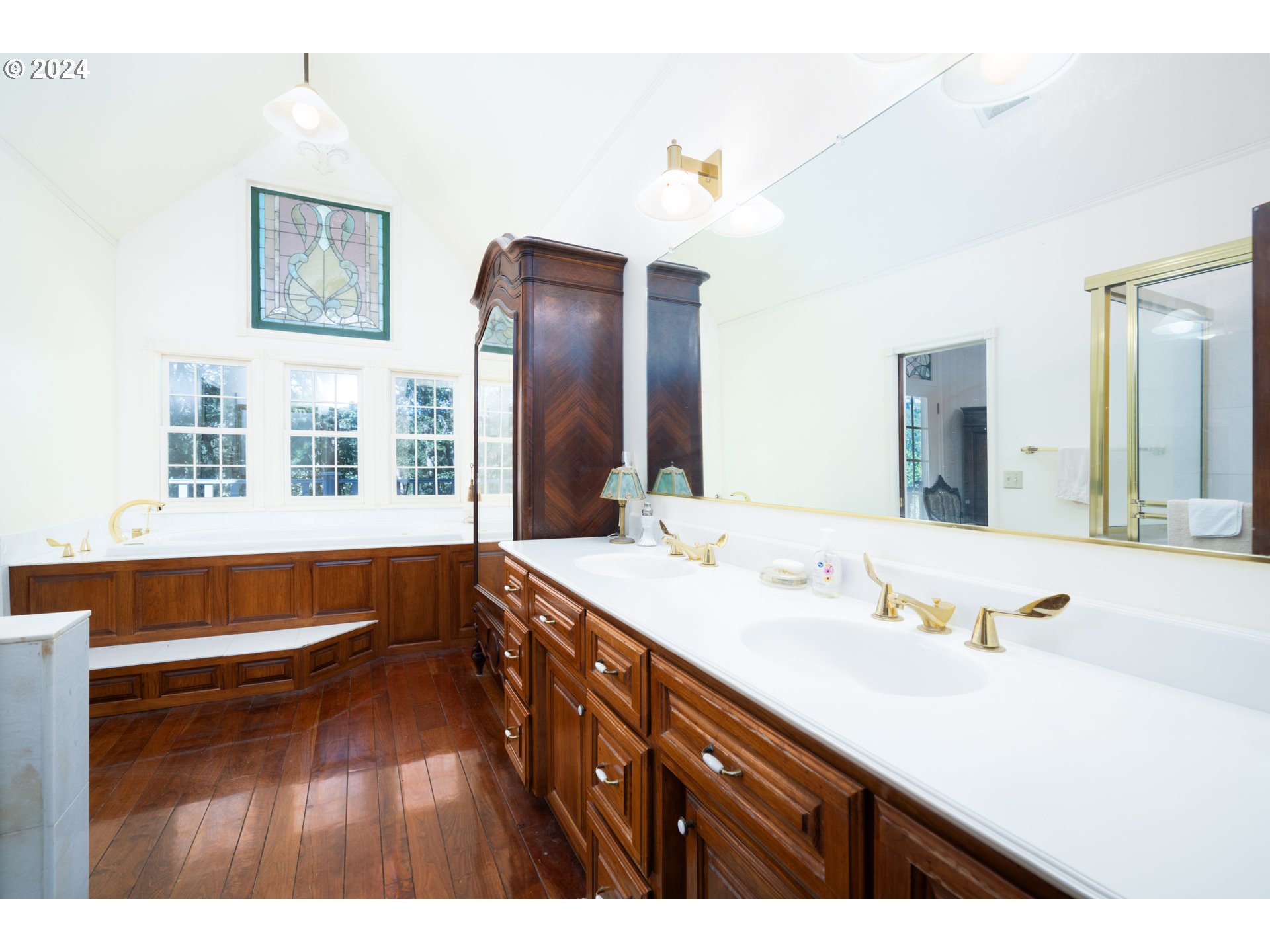 588 South Deer Creek Road Roseburg, OR 97470 - Photo 29 of 45 a bathroom with a sink a mirror and a bathtub