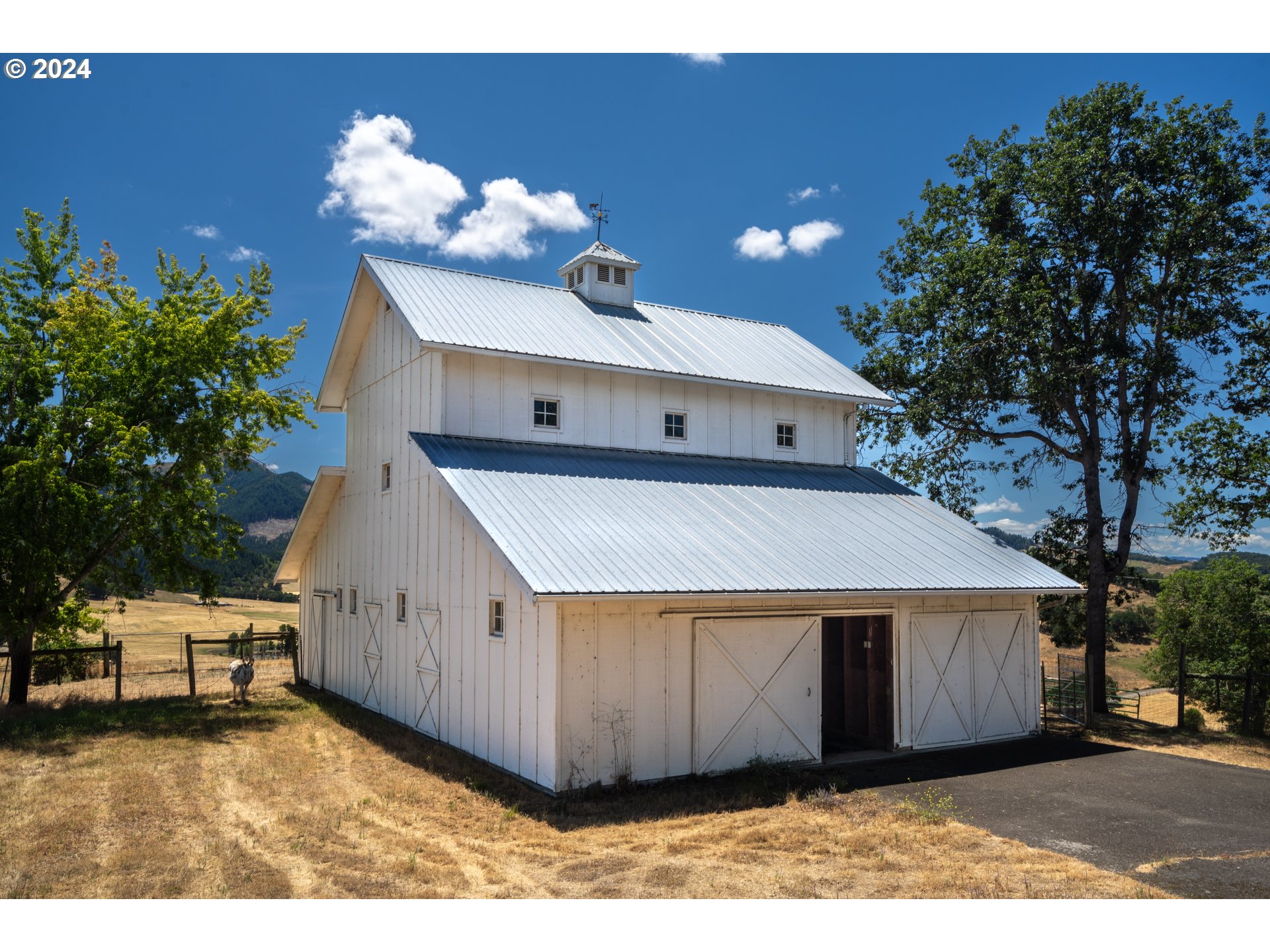 588 South Deer Creek Road Roseburg, OR 97470 - Photo 32 of 45 a spacious bathroom with a sink and a mirror