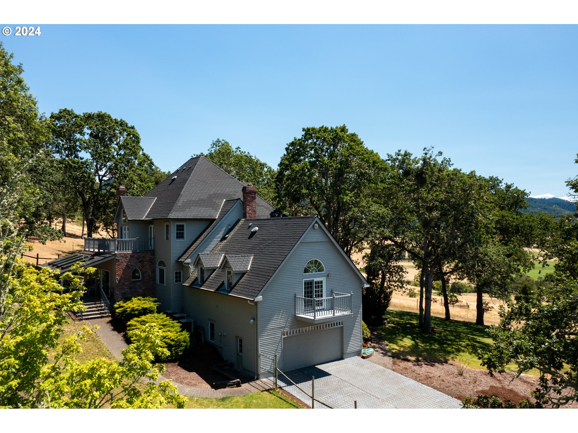 588 South Deer Creek Road Roseburg, OR 97470 - Photo 5 of 45 a front view of a house with a garden