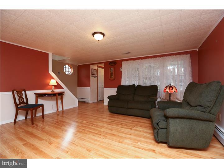 521 Windover Road Hatboro, PA 19040 - Photo 2 of 20 Living Room