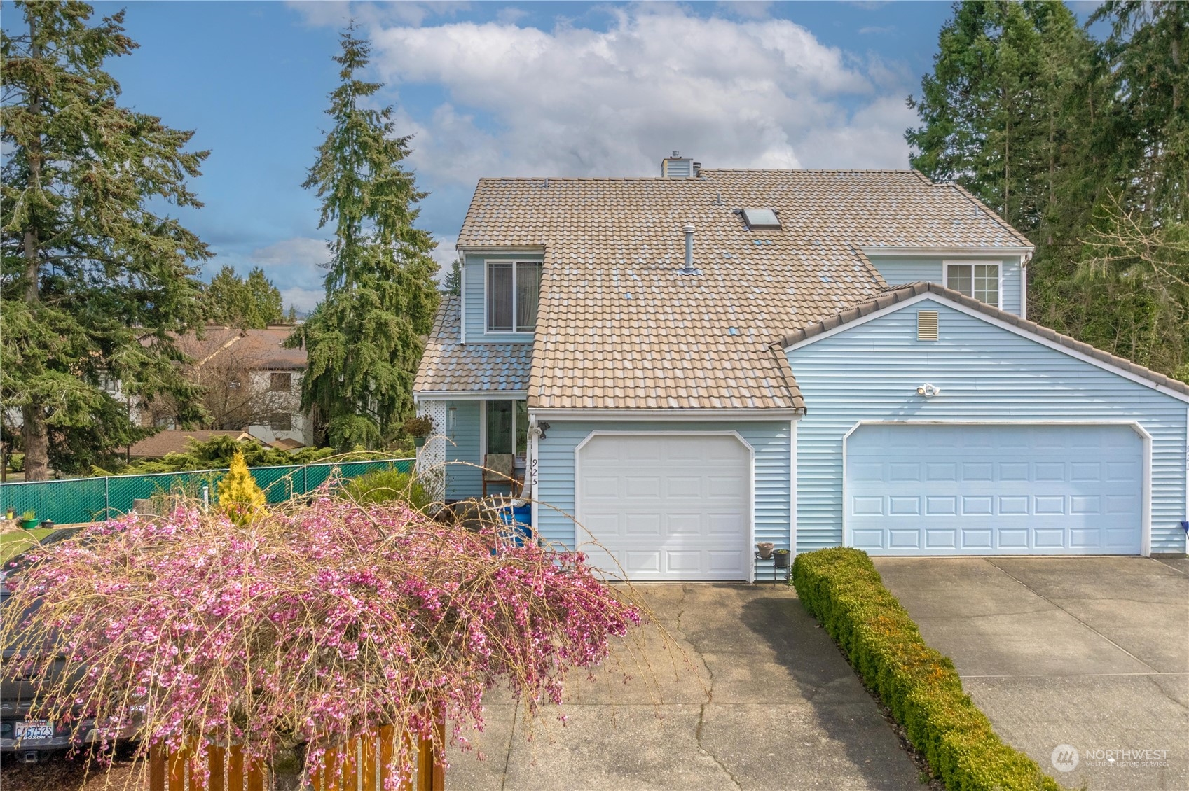 925 South 310th Place Federal Way, WA 98003 - Photo 2 of 39 a front view of house with yard