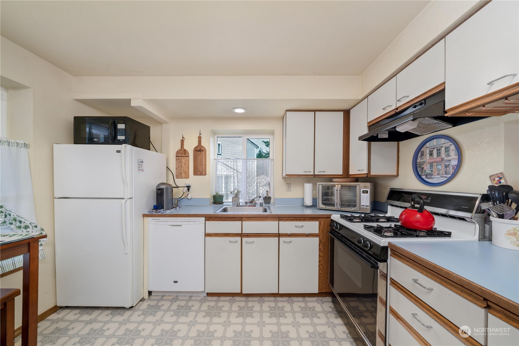 925 South 310th Place Federal Way, WA 98003 - Photo 23 of 39 a kitchen with a white cabinets and white appliances