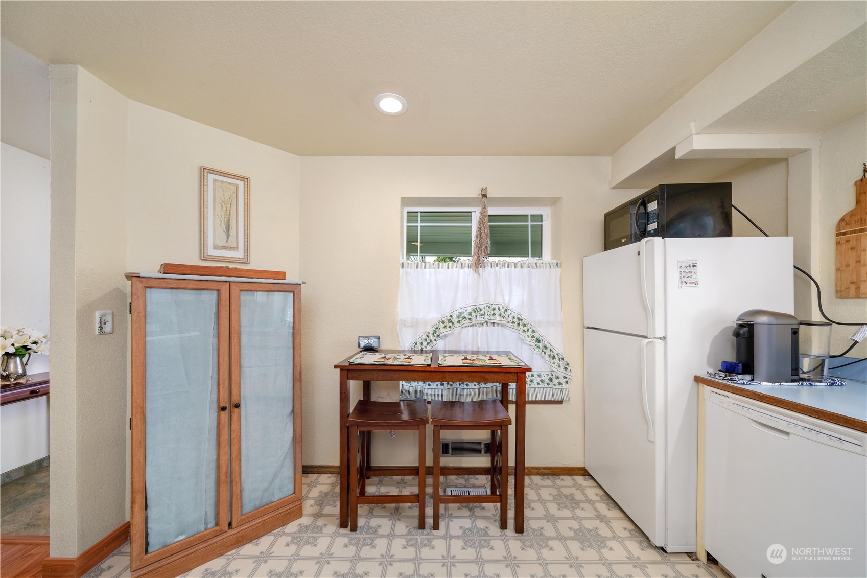 925 South 310th Place Federal Way, WA 98003 - Photo 25 of 39 a kitchen with a refrigerator a stove a microwave and a dining table
