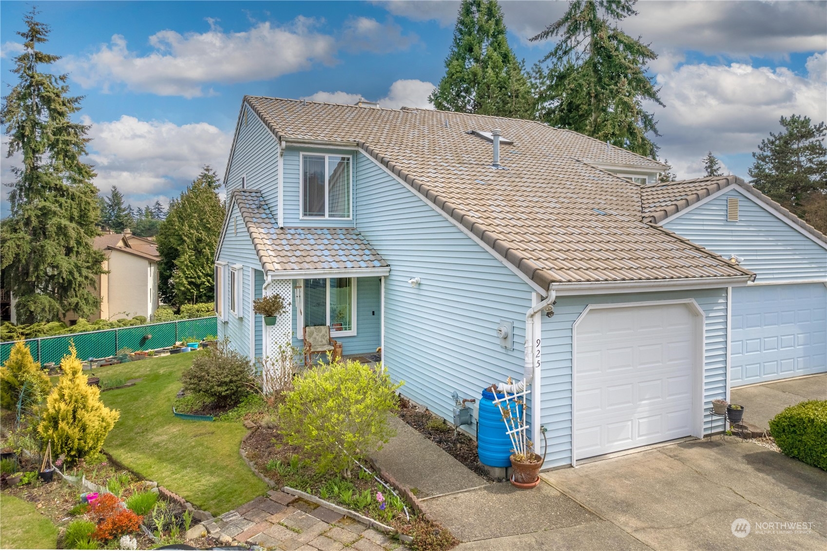 925 South 310th Place Federal Way, WA 98003 - Photo 3 of 39 a front view of a house with a yard