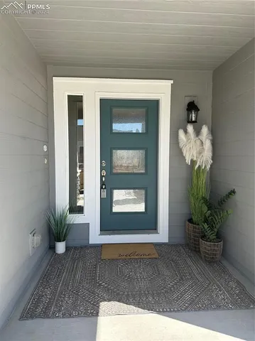 a view of entryway with a potted plant