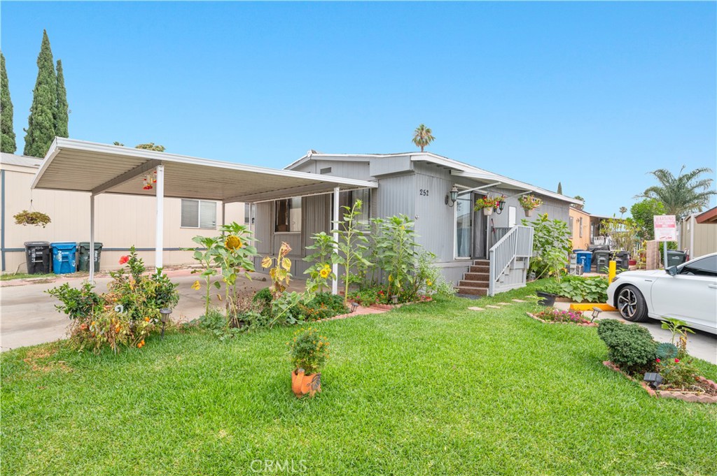 a view of a house with backyard and garden
