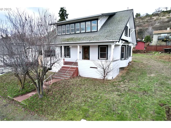 a view of a house with a yard