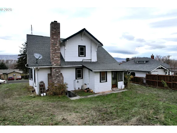 a view of a house with backyard