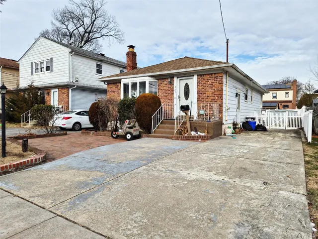 $695,000 | 225 East Mineola Avenue, Valley Stream, NY 11580