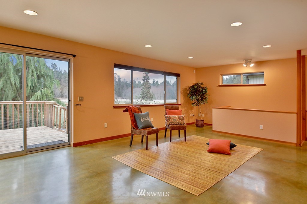 6301 Wahl Road Freeland, WA 98249 - Photo 16 of 40 a living room with large window