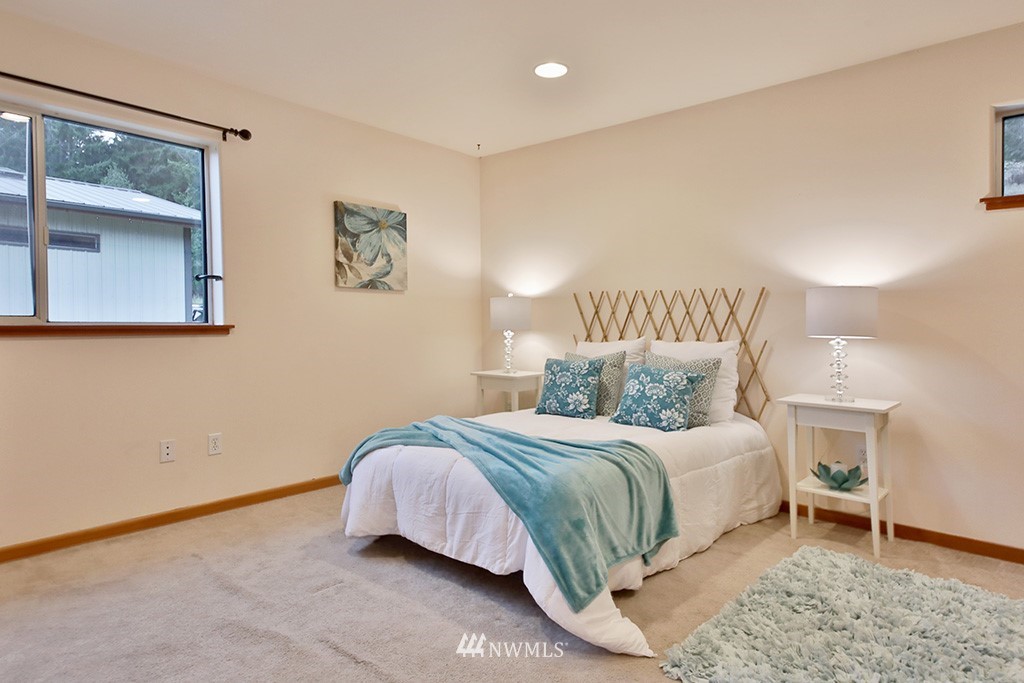 6301 Wahl Road Freeland, WA 98249 - Photo 19 of 40 a bedroom with a bed and a window