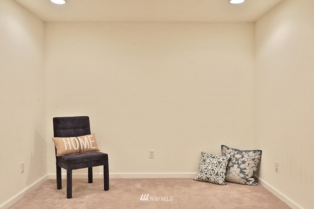 6301 Wahl Road Freeland, WA 98249 - Photo 24 of 40 a room with a couch
