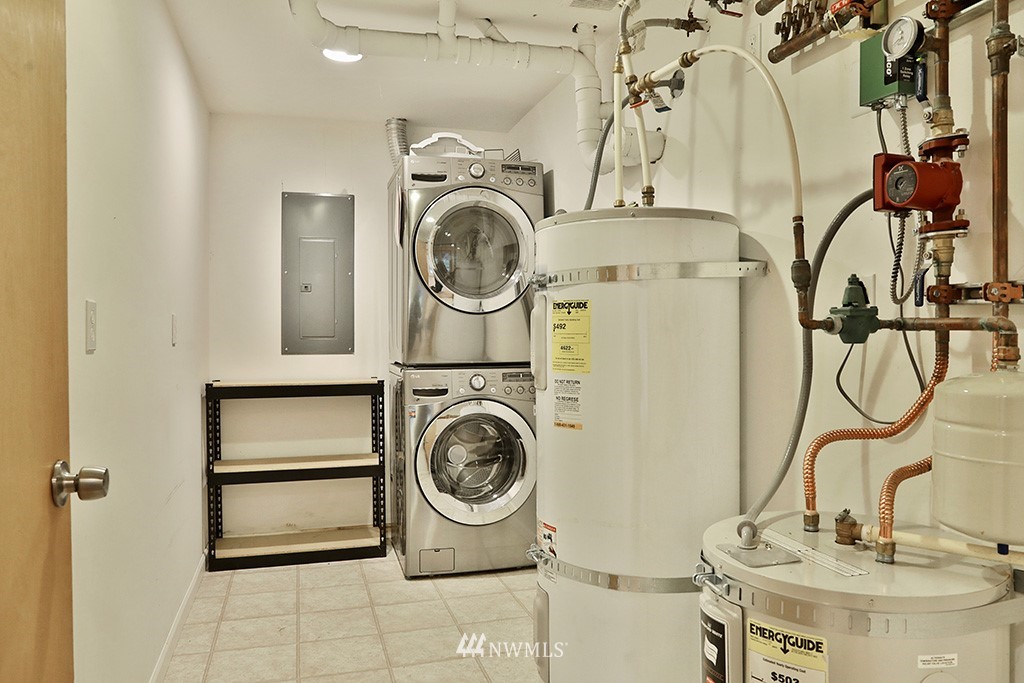 6301 Wahl Road Freeland, WA 98249 - Photo 25 of 40 a utility room with dryer and washer