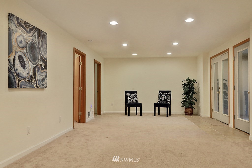 6301 Wahl Road Freeland, WA 98249 - Photo 26 of 40 a view of a livingroom with a furniture and closet