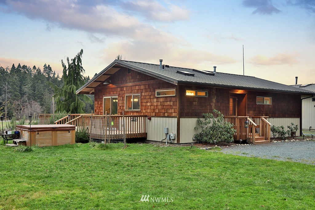 6301 Wahl Road Freeland, WA 98249 - Photo 7 of 40 a front view of a house with garden