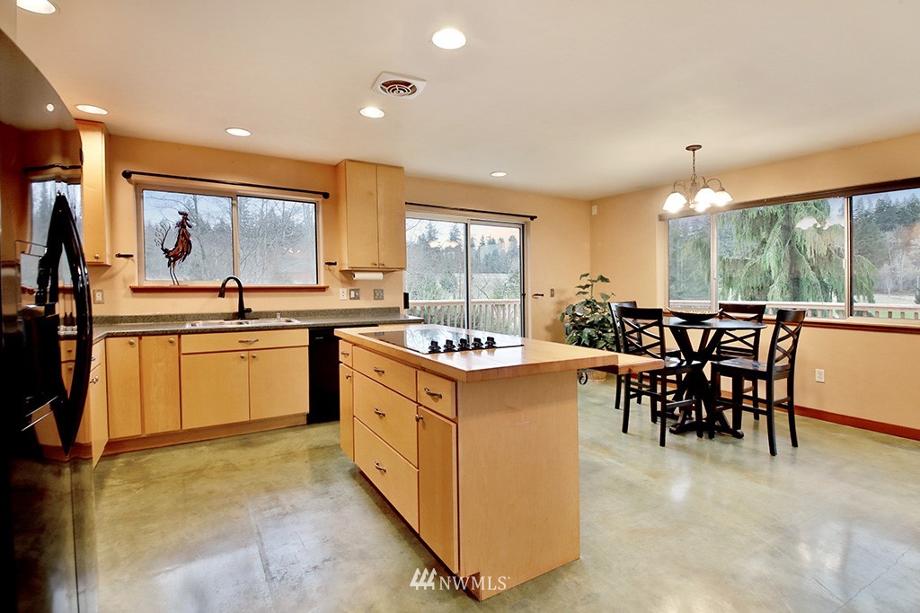 6301 Wahl Road Freeland, WA 98249 - Photo 10 of 40 a kitchen with table and chairs