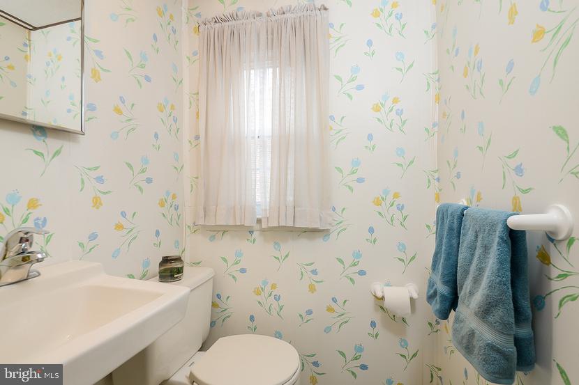 829 Colwell Road Swarthmore, PA 19081 - Photo 14 of 26 1st Floor Powder Room