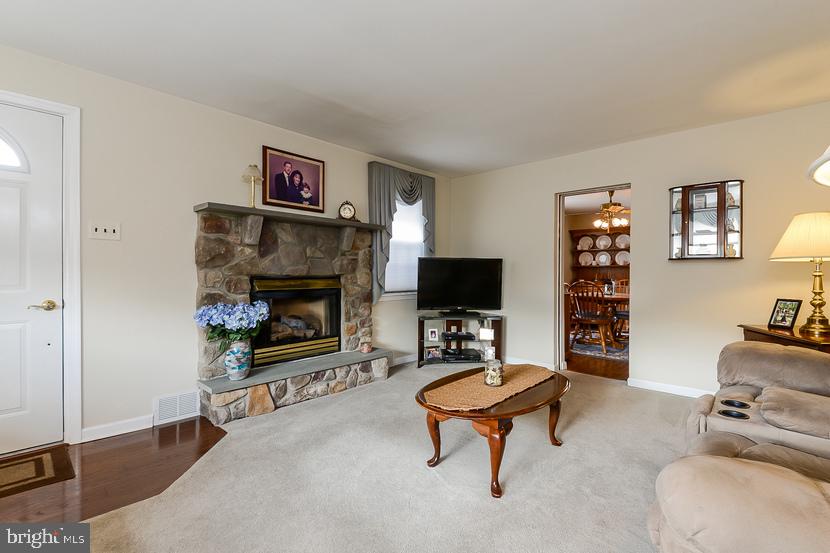829 Colwell Road Swarthmore, PA 19081 - Photo 5 of 26 Living Room